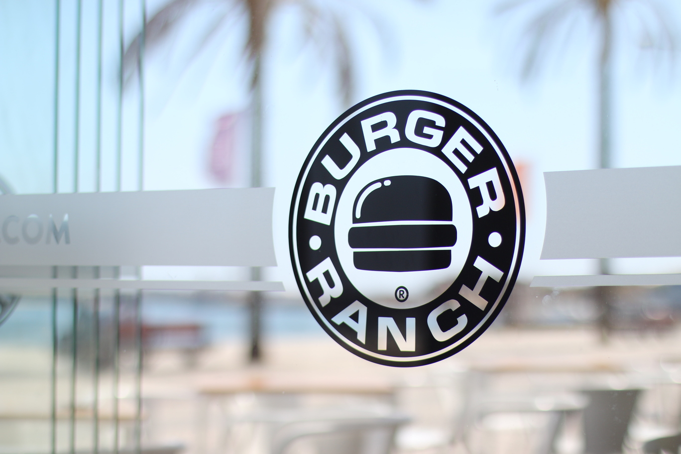 Imagem do logo em uma loja do Burger Ranch